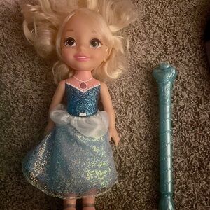 Disney Elsa/Cinderella sings songs & lights up